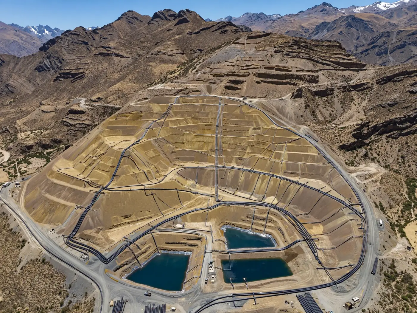 Vista aérea de una pila de lixiviación en los Andes argentinos